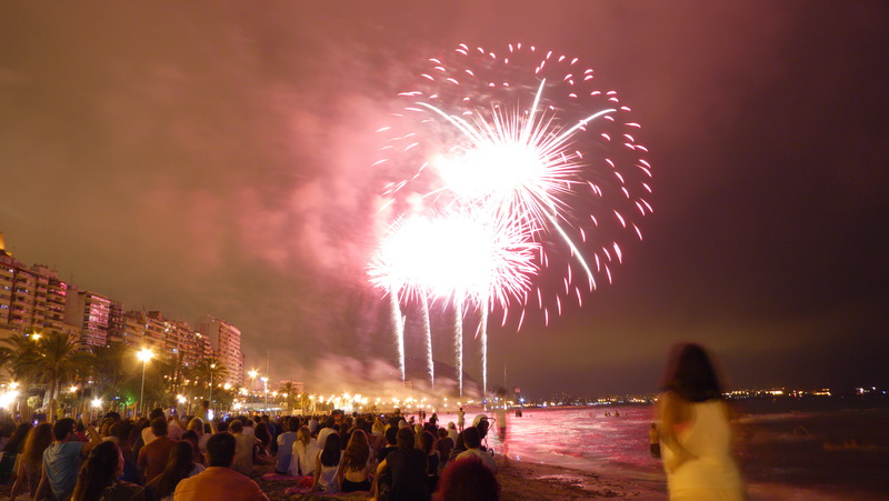 Hermanos Sirvent de Alicante gana el concurso de mascletàs de las Hogueras y Gironina el de castillos de fuegos artificiales